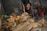 Penyandang disabilitas, Sukardi, menyelesaikan kerajinan bunga berbahan bambu di Desa Kayangan Kecamatan Diwek, Kabupaten Jombang, Jawa Timur, Rabu (26/8/2020). Beragam jenis produk kerajinan yang dibuat dari bahan bambu muali miniatur motor, hewan, lampu hias, bunga serta lampu belajar tersebut dipasarkan secara online ke berbagai kota, terutama Yogyakarta dengan harga mulai Rp25 ribu-Rp250 ribu per biji tergantung ukuran dan tingkat kesulitan. Antara Jatim/Syaiful Arif/zk