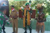 Masyarakat adat Sarmi kalungkan selendang Serpo Dandim 1712 Letkol Inf Rizky Silalahi