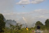 Helikopter milik Badan Nasional Penanggulangan Bencana (BNPB) melakukan water bombing di atas lahan gambut yang terbakar di Kawasan Liang Anggang, Banjarbaru, Kalimantan Selatan, Kamis (27/8/2020). Badan Penanggulangan Bencana Daerah (BPBD) Kalsel mengoperasikan empat helikopter 