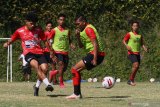 Pesepakbola Persipura mengikuti pemusatan latihan di lapangan Agrokusuma, Batu, Jawa Timur, Kamis (27/8/2020). Pemusatan latihan sebagai persiapan menghadapi Kompetisi Liga 1 tersebut diadakan selama sebelas hari dengan menerapan protokol kesehatan. Antara Jatim/Ari Bowo Sucipto/zk