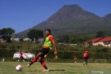 Pesepakbola Persipura mengikuti pemusatan latihan di lapangan Agrokusuma, Batu, Jawa Timur, Kamis (27/8/2020). Pemusatan latihan sebagai persiapan menghadapi Kompetisi Liga 1 tersebut diadakan selama sebelas hari dengan menerapan protokol kesehatan. Antara Jatim/Ari Bowo Sucipto/zk