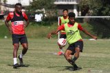 Pesepakbola Persipura mengikuti pemusatan latihan di lapangan Agrokusuma, Batu, Jawa Timur, Kamis (27/8/2020). Pemusatan latihan sebagai persiapan menghadapi Kompetisi Liga 1 tersebut diadakan selama sebelas hari dengan menerapan protokol kesehatan. Antara Jatim/Ari Bowo Sucipto/zk