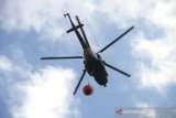 Helikopter milik Badan Nasional Penanggulangan Bencana (BNPB) melintas di udara saat melakukan penanganan kebakaran hutan dan lahan (Karhutla) di Kawasan Liang Anggang, Banjarbaru, Kalimantan Selatan, Kamis (27/8/2020). Badan Penanggulangan Bencana Daerah (BPBD) Kalsel mengoperasikan empat helikopter 