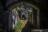 Seorang pegiat fotografi mencari tempat untuk mengambil gambar di benteng peninggalan Belanda di Puncak Gunung Putri, Lembang, Kabupaten Bandung Barat, Jawa Barat, Kamis (27/8/2020). Benteng yang berfungsi sebagai pertahanan serta pemantauan Belanda pada masa kolonial tersebut diperkirakan dibangun pada tahun 1884 dan saat ini menjadi salah satu tujuan wisata sejarah di Kabupaten Bandung Barat. ANTARA JABAR/Raisan Al Farisi/agr