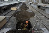 Pekerja menyelesaikan proyek pembangunan Stasiun Kereta Api Garut di Kabupaten Garut, Jawa Barat, Jumat (28/8/2020). PT KAI membangun stasiun Garut tiga lantai guna mendukung pengoperasian jalur perlintasan kereta api Cibatu-Garut dan menjadi stasiun termegah di Indonesia. ANTARA JABAR/Candra Yanuarsyah/agr