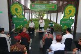 Bupati Banyuwangi Abdullah Azwar Anas (kedua kiri) bersama Executive General Manager Angkasa Pura II Bandara Banyuwangi Cin Asmoro (kiri) dan Station Manager Citilink Banyuwangi Deni Wahyudi pada acara penyambutan rute penerbangan baru di Bandara Banyuwangi, Jawa Timur, Jumat (28/8/2020). Maskapai penerbangan Citilink kembali membuka rute penerbangan Banyuwangi-Denpasar Bali sebagai upaya membangkitkan kembali sektor pariwisata. Antara Jatim/Budi Candra Setya/zk