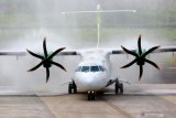 Suasana penyambutan pesawat menggunakan water cannon di Bandara Banyuwangi, Jawa Timur, Jumat (28/8/2020). Maskapai penerbangan Citilink kembali membuka rute penerbangan Banyuwangi-Denpasar Bali sebagai upaya membangkitkan kembali sektor pariwisata. Antara Jatim/Budi Candra Setya/zk