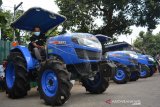 Warga melihat alat dan mesin pertanian (Alsintan) traktor roda 4 bantuan Kementerian Pertanian yang akan diberikan kepada kelompok tani di Kabupaten Jombang, Jawa Timur, Sabtu (29/8/2020). Penyerahan bantuan Alsintan berupa, hand traktor, traktor roda 4 serta mesin panen padi untuk mendongkrak produksi pertanian. Antara Jatim/Syaiful Arif/zk