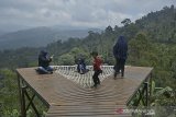 Wisatawan menikmati suasana alam di kawasan Kamojang Ecopark, Samarang, Kabupaten Garut, Jawa Barat, Sabtu (29/8/2020). Dalam situasi Pandemi COVID-19, pihak wisata mengurangi kapasitas pengunjung maksimal 25 persen atau 300 orang per hari dibanding sebelum pandemi sebanyak 1200 orang perharinya. ANTARA JABAR/Candra Yanuarsyah/agr