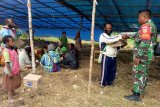 Babinsa Koramil Moanemani bantu sembako pembangunan gereja Santo Petrus