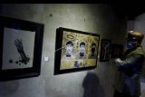 Pengunjung mengamati karya yang dipajang dalam pameran karya seni visual bertajuk 