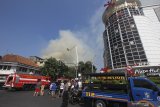 Petugas Dinas Pemadam Kebakaran memadamkan toko elektronik yang terbakar di Jalan Kranggan, Surabaya, Jawa Timur, Minggu (30/8/2020). Sekitar 22 kendaraan pemadam kebakaran dikerahkan untuk memadamkan kebakaran yang menewaskan lima orang di dalam toko tersebut. Antara Jatim/Didik/Zk