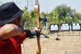 Peserta mengikuti kompetisi nasional panahan Stay At Home Archery Competition Series IV secara daring di lapangan panahan Persatuan Panahan Seluruh Indonesia (Perpani) Kota Madiun, Jawa Timur, Minggu (30/8/2020). Kompetisi panahan yang diikuti 1.400 atlet di seluruh Indonesia dalam rangka HUT ke-75 proklamasi kemerdekaan RI tersebut digelar secara daring guna pencegahan penularan COVID-19. Antara Jatim/Siswowidodo/zk.