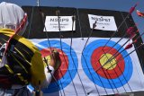 Peserta mencatat rekor saat mengikuti kompetisi nasional panahan Stay At Home Archery Competition Series IV secara daring di lapangan panahan Persatuan Panahan Seluruh Indonesia (Perpani) Kota Madiun, Jawa Timur, Minggu (30/8/2020). Kompetisi panahan yang diikuti 1.400 atlet di seluruh Indonesia dalam rangka HUT ke-75 proklamasi kemerdekaan RI tersebut digelar secara daring guna pencegahan penularan COVID-19. Antara Jatim/Siswowidodo/zk.