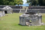 Wisatawan menyaksikan situs Benteng Indra Patra di desa Ladong, Kecamatan Masjid Raya, Kabupaten Aceh Besar, Aceh, Minggu (30/8/2020). Situs Benteng Indra Patra berukuran 4.900 meter persegi itu didirikan tahun 604 Masehi oleh Kerajaan Hindu Lamuri dan pernah dijadikan sebagai benteng pertahanan melawan Portugis oleh Kerajaan Sultan Iskandar Muda (1607-1636 Masehi) dan kini kondisinya membutuhkan perbaikan karena beberapa bangunan situs tersebut rusak dan dikhawatirkan terancam punah. ANTARA FOTO/Ampelsa/foc.