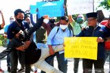 Jurnalis yang tergabung dalam Aliansi Jurnalis Pamekasan (AJP) melakulan aksi solidaritas di Pamekasan, Jawa Timur, Senin (31/8/2020). Mereka mengecam tindakan kekerasan terhadap jurnalis TV yang diduga dilakukan oleh salah satu oknum panitia sepak bola Piala Bupati Lampung Utara beberapa waktu lalu. Antara Jatim/Saiful Bahri/zk