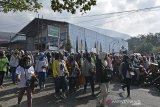 Pekerja pabrik sepatu PT Changsin Reksa Jaya berjalan keluar pabrik di Leles, Kabupaten Garut, Jawa Barat, Senin (31/8/2020). Presiden Joko Widodo berharap Bantuan Subsidi Upah (BSU) bagi pekerja swasta dan honorer sebesar Rp 600 ribu per bulan selama empat bulan dapat mendongkrak konsumsi rumah tangga sekaligus meningkatkan daya beli masyarakat. ANTARA JABAR/Candra Yanuarsyah/agr