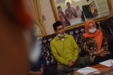 Ketua badan pelaksana Kyai Abdul Wahab Chasbullah Foundation, Jaenal Effendi (kiri) didampingi badan pembina Hj Hizbiyah Rochim Wahab saat memberikan keterangan kepada media di kantor yayasan Ponpes Bahrul Ulum Tambakberas, Kabupaten Jombang, Jawa Timur, Senin (31/8/2020). Kyai Abdul Wahab Chasbullah Foundation didirikan untuk mewujudkan nilai dan cita-cita perjuangan KH Abdul Wahab Chasbullah dalam memajukan masyarakat di bidang pendidikan, ekonomi dan sosial budaya. Antara Jatim/Syaiful Arif/zk