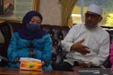 Badan pembina Kyai Abdul Wahab Chasbullah Foundation, KH Moh Hasib Wahab (kanan) didampingi Hj Machfudhoh Wahab saat memberikan keterangan kepada media di kantor yayasan Ponpes Bahrul Ulum Tambakberas, Kabupaten Jombang, Jawa Timur, Senin (31/8/2020). Kyai Abdul Wahab Chasbullah Foundation didirikan untuk mewujudkan nilai dan cita-cita perjuangan KH Abdul Wahab Chasbullah dalam memajukan masyarakat di bidang pendidikan, ekonomi dan sosial budaya. Antara Jatim/Syaiful Arif/zk