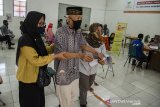 Petugas membantu  warga lanjut usia saat mengantre penyaluran bansos tunai di Kantor Pos Asia Bandung, Jawa Barat, Senin (31/8/2020). Penyaluran Bantuan Sosial Tunai sebesar Rp. 300 ribu per bulan telah mencapai tahap IV dan V atau sekitar 90 persen se-Jawa Barat dari seluruh keluarga penerima manfaat serta Pemerintah Indonesia bersiap kembali memberi bantuan sosial sebesar Rp. 500 ribu dan beras untuk tahap selanjutnya kepada keluarga penerima manfaat dampak pandemi COVID-19. ANTARA JABAR/Novrian Arbi/agr