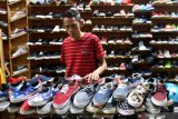 Konsumen melihat sepatu impor dari Vietnam dan China yang dipajang di salah satu toko sepatu di Malang, Jawa Timur, Senin (31/8/2020). Kementerian Perdagangan menerbitkan Peraturan Menteri Perdagangan (Permendag) Nomor 68 Tahun 2020 untuk menekan laju impor alas kaki dan barang konsumsi lainnya yang meningkat sebesar 50,64 persen pada Mei hingga Juni tahun 2020. Antara Jatim/Ari Bowo Sucipto/zk