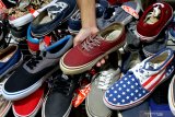 Konsumen melihat sepatu impor dari Vietnam dan China yang dipajang di salah satu toko sepatu di Malang, Jawa Timur, Senin (31/8/2020). Kementerian Perdagangan menerbitkan Peraturan Menteri Perdagangan (Permendag) Nomor 68 Tahun 2020 untuk menekan laju impor alas kaki dan barang konsumsi lainnya yang meningkat sebesar 50,64 persen pada Mei hingga Juni tahun 2020. Antara Jatim/Ari Bowo Sucipto/zk