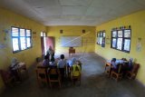 Anak-anak transmigran kelas I, II, dan III yang belajar dalam satu kelas menyimak penyampaian materi dari guru mereka di sekolah kawasan Transmigrasi Sungai Bermas, Siulak, Kerinci, Jambi, Rabu (26/8/2020). Sebanyak sepuluh orang anak transmigran asal dalam dan luar Provinsi Jambi yang masuk dalam program transmigrasi tahun 2009-2011 lalu di Kabupaten Kerinci bersekolah di kelas khusus yang menginduk ke SD 123/III Kecamatan Siulak tersebut. ANTARA FOTO/Wahdi Septiawan/aww.