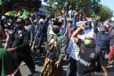 Sejumlah massa yang tergabung dalam Ikatan Santri dan Alumni Salafiyah Syafi'iyah (IKSASS) melakukan aksi demo di Mapolres Situbondo, Jawa Timur, Selasa (1/9/2020). Dalam aksinya massa IKSASS mendesak kepolisian untuk memproses pelaku penipuan dengan mencatut nama pengasuh Pondok Pesantren Salafiyah Syafi'iyah, Sukorejo KHR Ach Azaim Ibrahimy. Antara Jatim/Seno/zk.