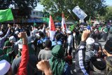 Sejumlah massa yang tergabung dalam Ikatan Santri dan Alumni Salafiyah Syafi'iyah (IKSASS) melakukan aksi demo di Mapolres Situbondo, Jawa Timur, Selasa (1/9/2020). Dalam aksinya massa IKSASS mendesak kepolisian untuk memproses pelaku penipuan dengan mencatut nama pengasuh Pondok Pesantren Salafiyah Syafi'iyah, Sukorejo KHR Ach Azaim Ibrahimy. Antara Jatim/Seno/zk.