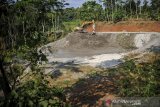 Suasana salah satu pembuangan limbah semen dari proyek kereta cepat Jakarta-Bandung di Desa Puteran, Cikalong Wetan, Kabupaten Bandung Barat, Jawa Barat, Selasa (1/9/2020). Menurut keterangan warga, akibat limbah pembuangan semen dari proyek Kereta Cepat Jakarta Bandung di kawasan tersebut, air kebutuhan warga untuk mandi dan mengairi sawah di kampung itu menjadi kotor dan menyebabkan gatal-gatal. ANTARA JABAR/Raisan Al Farisi/agr