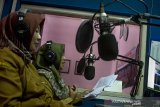 Sejumlah guru yang tergabung dalam Forum Kelompok Kerja Guru (FKKG) melakukan pembelajaran jarak jauh melalui siaran radio di Lembaga Penyiaaran Publik Lokal Sturada 89,4 FM, Karawang, Jawa Barat, Selasa  (1/9/2020). FKKG koordinator wilayah kecamatan Ciampel melakukan pembelajaran jarak jauh tersebut untuk memudahkan kegiatan belajar mengajar siswa sekolah dasar yang terkendala ponsel pintar, jaringan dan kuota internet. ANTARA JABAR/M Ibnu Chazar/agr