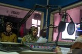 Sejumlah guru yang tergabung dalam Forum Kelompok Kerja Guru (FKKG) melakukan pembelajaran jarak jauh melalui siaran radio di Lembaga Penyiaaran Publik Lokal Sturada 89,4 FM, Karawang, Jawa Barat, Selasa  (1/9/2020). FKKG koordinator wilayah kecamatan Ciampel melakukan pembelajaran jarak jauh tersebut untuk memudahkan kegiatan belajar mengajar siswa sekolah dasar yang terkendala ponsel pintar, jaringan dan kuota internet. ANTARA JABAR/M Ibnu Chazar/agr