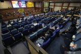 Suasana prosesi pengukuhan mahasiswa baru Universitas Airlangga (Unair) di Aula Garuda Mukti Unair, Surabaya, Jawa Timur, Selasa (1/9/2020). Universitas Airlangga mengukuhkan 6.875 mahasiswa baru jenjang pendidikan sarjana dan diploma secara daring dan dihadiri sejumlah perwakilan mahasiswa baru lainnya dengan penerapan protokol kesehatan pencegahan penyebaran COVID-19 secara ketat. Antara Jatim/Moch Asim/zk.