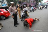 Pelanggar protokol kesehatan mendapatkan sanksi 'push up' di kawasan Pasar Lima Banjarmasin, Kalimantan Selatan, Selasa (1/9/2020). Sebagai upaya pencegahan dan pengendalian COVID-19, Pemerintah Kota Banjarmasin menerapkan sanksi denda sebesar Rp100 ribu serta sanksi sosial bagi warga yang tidak menggunakan masker saat beraktivitas diluar rumah. Foto Antaranews Kalsel/Bayu Pratama S.