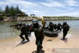 Prajurit TNI Batalyon Raider 112/Dharma Jaya Kodam Iskandar Muda mengikuti latihan pemeliharaan di pantai Lampuuk Aceh Besar, Aceh, Selasa (1/9/2020). Latihan pemeliharaan yang melibatkan seluruh prajurit Batalyon Raider 112 untuk meningkatkan kemampuan dan keterampilan dalam melaksanakan tugas dalam menjaga keutuhan negara dari ancaman dalam dan luar negeri. Antara Aceh/Irwansyah Putra.