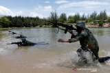 Prajurit TNI Batalyon Raider 112/Dharma Jaya Kodam Iskandar Muda mengikuti latihan pemeliharaan di pantai Lampuuk Aceh Besar, Aceh, Selasa (1/9/2020). Latihan pemeliharaan yang melibatkan seluruh prajurit Batalyon Raider 112 untuk meningkatkan kemampuan dan keterampilan dalam melaksanakan tugas dalam menjaga keutuhan negara dari ancaman dalam dan luar negeri. Antara Aceh/Irwansyah Putra.