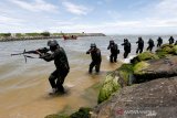 Prajurit TNI Batalyon Raider 112/Dharma Jaya Kodam Iskandar Muda mengikuti latihan pemeliharaan di pantai Lampuuk Aceh Besar, Aceh, Selasa (1/9/2020). Latihan pemeliharaan yang melibatkan seluruh prajurit Batalyon Raider 112 untuk meningkatkan kemampuan dan keterampilan dalam melaksanakan tugas dalam menjaga keutuhan negara dari ancaman dalam dan luar negeri. Antara Aceh/Irwansyah Putra.