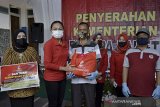 Penasihat Dharma Wanita Kementerian Sosial Grace Batubara (kedua kiri) memberikan bantuan sosial di Tarogong Kaler, Kabupaten Garut, Jawa Barat, Rabu (2/9/2020). Kementerian Sosial memberikan bantuan sosial berupa 1.000 paket sembako untuk sembilan kecamatan di Kabupaten Garut sebagai upaya membantu ekonomi masyarakat di tengah pandemi COVID-19. ANTARA JABAR/Candra Yanuarsyah/agr