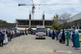 Ratusan tenaga medis membacakan shalawat saat melepas pemberangkatan jenazah dokter anestesi posif COVID-19 menggunakan mobil ambulan di Rumah Sakit Umum Zainal Abidin, Banda Aceh, Aceh, Rabu (2/9/2020). Direktur Rumah Sakit Zainal Abidin, Dokter Azharuddin menyatakan, jenazah Imai Indra SP.AN merupakan dokter pertama yang meninggal akibat COVID-19 itu dimakamkan di rumah duka di salah satu desa dalam wilayah kabupaten Aceh Besar, sementara seratus lebih tenaga medis lainnya yang juga positif COVID-19 saat ini tengah menjalani perawatan. Antara Aceh/Ampelsa.