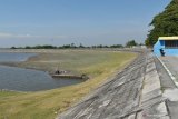 Waduk Notopuro dengan kondisi sebagian dasar waduk mengering dan ditumbuhi rumput di Kabupaten Madiun, Jawa Timur, Selasa (1/9/2020). Waduk yang memiliki daerah irigasi sawah seluas 2.689 hektare tersebut volume airnya menyusut hingga sebagian dasar waduk mengering dan berhenti mengeluarkan air melalui pintu waduk untuk irigasi. Antara Jatim/Siswowidodo/zk