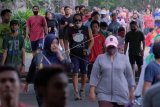 Ratusan warga berjalan kaki untuk olah raga di kawasan lapangan Puputan Margarana Renon, Denpasar, Bali, Rabu (2/9/2020). Jumlah orang terkonfirmasi positif COVID-19 di Bali masih mengalami peningkatan yaitu melebihi 5.000 orang per 1 September 2020 sehingga Pemprov Bali akan menerapkan penegakan hukum protokol kesehatan mulai 7 September 2020. ANTARA FOTO/Nyoman Hendra Wibowo/nym.