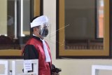 Seorang hakim mengenakan pelindung wajah dan masker di Pengadilan Negeri Denpasar, Bali, Rabu (2/9/2020). Pengadilan Negeri Denpasar dibuka kembali setelah meniadakan pelayanan dan persidangan selama 14 hari sejak Rabu (19/8) lalu akibat sejumlah hakim dan pegawai di lingkungan Pengadilan Negeri Denpasar dinyatakan positif COVID-19. ANTARA FOTO/Fikri Yusuf/nym.