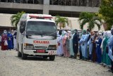 Ratusan tenaga medis melepas pemberangkatan jenazah dokter anestesi Imai Indra, yang meninggal akibat COVID-19 di Rumah Sakit Umum Zainal Abidin, Banda Aceh, Aceh, Rabu (2/9/2020). Dokter Imai Indra Sp.An merupakan dokter pertama di Aceh yang meninggal akibat COVID-19, sementara seratus lebih tenaga medis lainnya juga positif COVID-19 dan tengah menjalani perawatan. ANTARA FOTO/Ampelsa/nym.