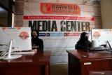 Petugas melakukan patroli daring di ruang Media Center Badan Pengawasan Pemilu (BAWASLU) Kabupaten Blitar, Jawa Timur, Kamis (3/9/2020). Tim patroli siber (Daring) tersebut bertugas mengawasi berbagai platform media sosial untuk mengantisipasi kemungkinan adanya kampanye yang melibatkan ASN, TNI dan Polri, serta mengawasi kemungkinan adanya kampanye ilegal yang dilakukan sebelum waktunya, jelang pelaksaan Pemilu 2020. Antara Jatim/Irfan Anshori/zk