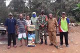 Babinsa bantu sembako korban kebakaran Kampung Langgoan Boven Digoel
