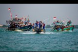 Sejumlah warga menaiki kapal saat sedekah laut di Klidang Lor, Kabupaten Batang, Jawa Tengah, Kamis (3/9/20). Tradisi setiap tahun tersebut dalam rangka wujud syukur nelayan atas melimpahnya hasil tangkapan ikan di laut lepas saat pandemi COVID-19. ANTARA FOTO/Harviyan Perdana Putra/nym.