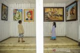 PAMERAN LUKISAN SEBUAH MIMPI YANG TERSIMPAN. Dua orang anak memperhatikan lukisan pada pameran yang bertajuk 