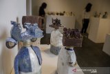 Pengunjung melihat sejumlah karya seni keramik pada pameran bertajuk Punk Ceramic di Orbital Dago, Bandung, Jawa Barat, Kamis (3/9/2020). Pameran seni keramik karya Erlangga yang di kuratori Asmudjo J. Irianto tersebut menampilkan figur parodi dari keramik yang merepresentasikan masyarakat kalangan bawah yang kekurangan namun tetap tangguh dan melupakan kesedihan. ANTARA JABAR/Novrian Arbi/agr