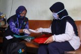 Petugas Badan Pusat Statistik (BPS) melakukan pendataan dengan mengenakan pelindung wajah (faceshield) dan masker dalam Sensus Penduduk 2020 di kelurahan Kauman, Malang, Jawa Timur, Kamis (3/9/2020). Pelaksanaan sensus penduduk di kawasan tersebut dilaksanakan dengan menerapkan protokol kesehatan serta mengurangi lamanya waktu interaksi untuk mencegah penyebaran COVID-19. Antara Jatim/Ari Bowo Sucipto/zk