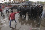 Sejumlah personel kepolisian berusaha mengamankan aksi unjuk rasa saat simulasi pilkada di Indramayu, Jawa Barat, Kamis (3/8/2020). Kegiatan simulasi tersebut untuk mengamankan jalannya Pemilihan Kepala Daerah (Pilkada) 2020 yang digelar pada 9 Desember. ANTARA JABAR/Dedhez Anggara/agr